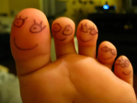 smiley-faces-on-toes