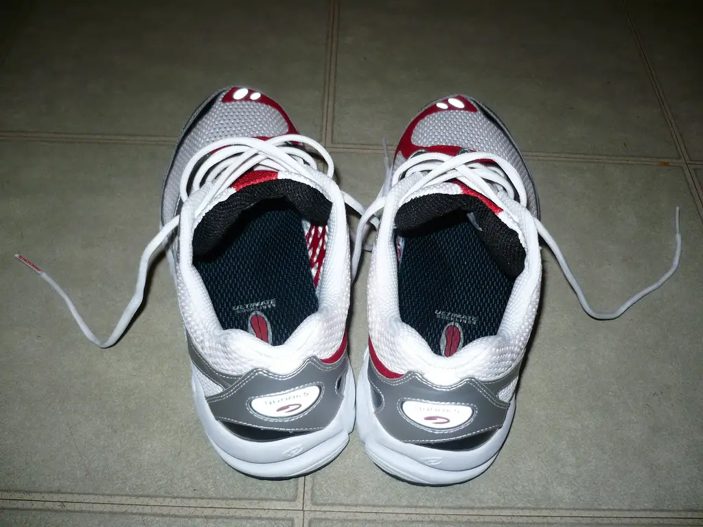 wide feet sneakers
